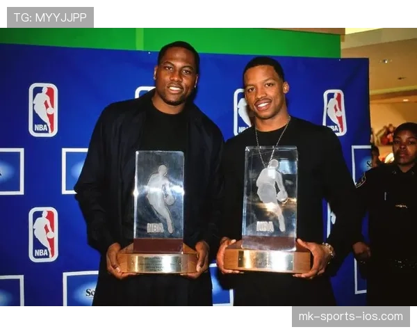 埃尔顿·布兰德篮下强攻效率提升显著拉开内线竞争差距