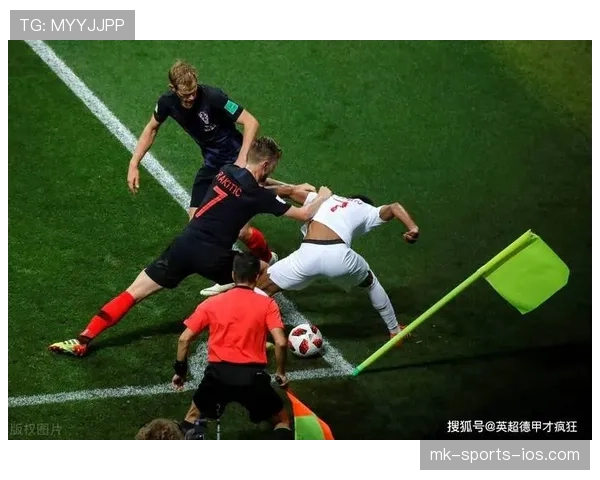 未报名球员擅自入场，裁判该如何判罚？