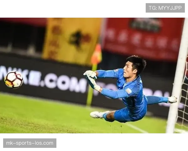 门将禁区外手球为何直接红牌？规则拆解